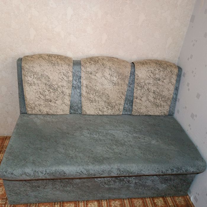 Продавам двуместен диван