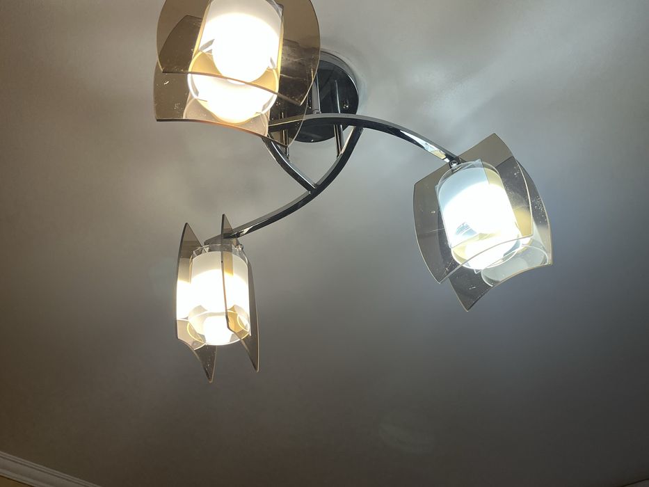 Люстра в хорошем состояние