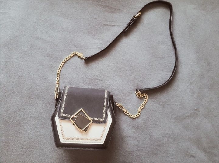 Дамска чанта със златисти елементи