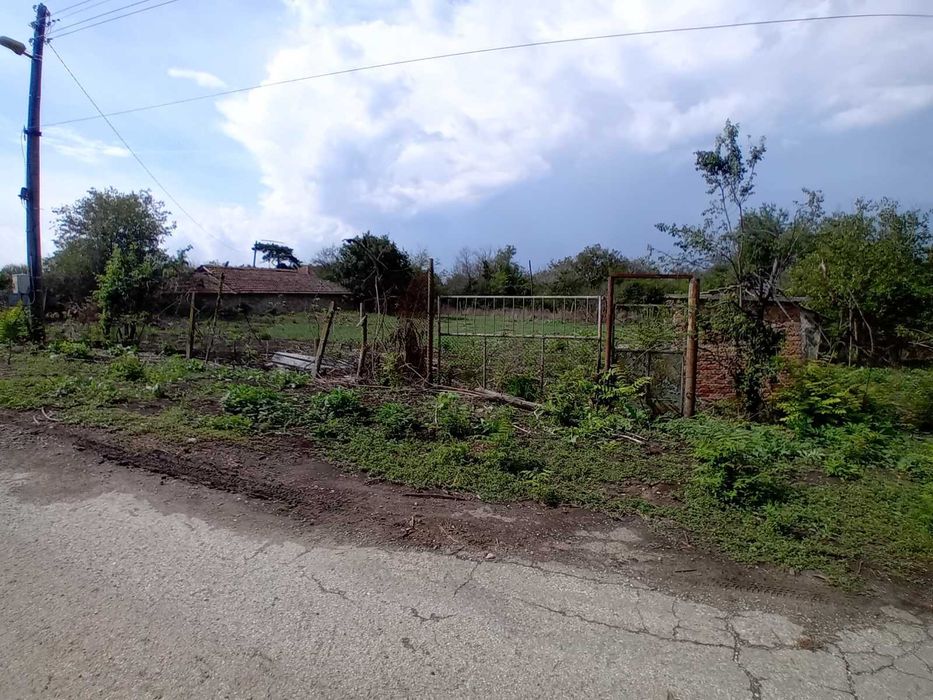 Продавам парцел в гр. Шабла в регулация равен ток вода с асфалтов път