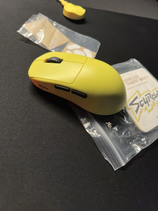 Mouse Gaming Scyrox V8, Galben, Switch-uri Kailh si senzor PAW 3950 – Ca nou, cutia si toate accessoriile incluse