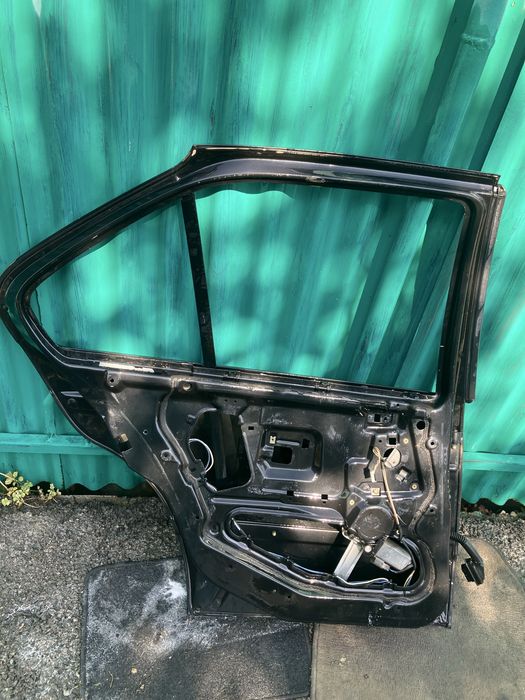 Задняя левая дверь bmw e36