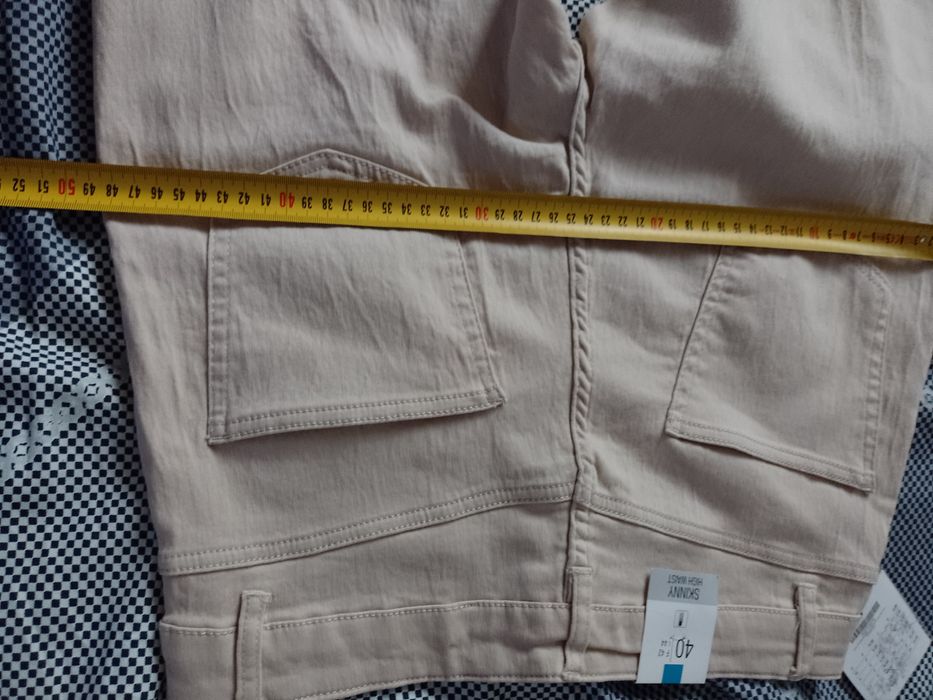 Pantaloni elastici cu talie înaltă