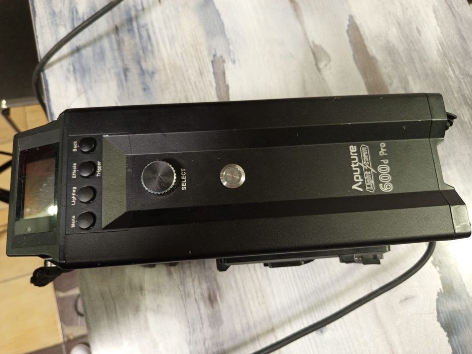 Aputure 600d LS Pro (V-Mount), Aputure Nova 300c