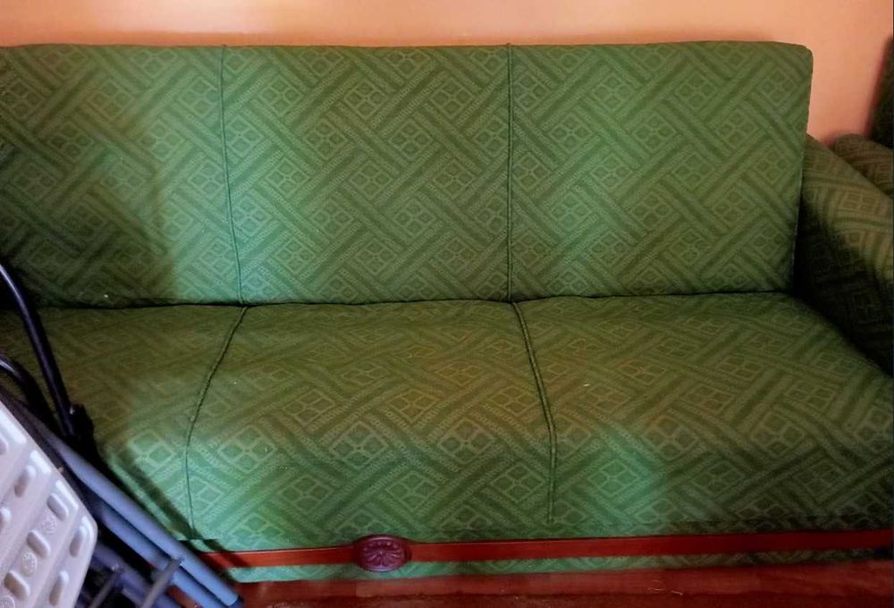 Vand 2 canapele de 3 locuri (cea verde are si fotolii),   EXTENSIBILE