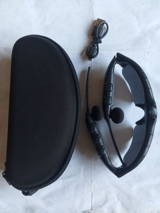 Naushnikli ochki sotiladi