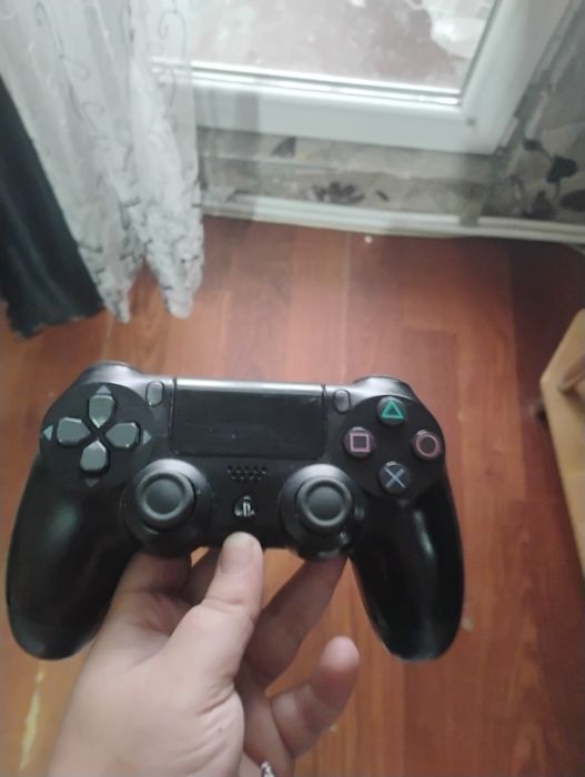 Джойстик за PS4 обаче не може да се зарежда
