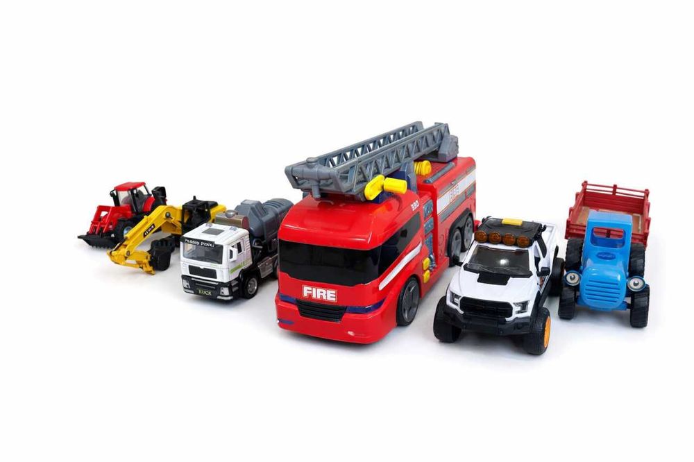 Набор игрушечных машинок и спецтехники