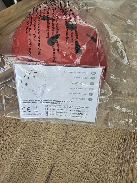 Детска каска Ferrari за тротинетка и скейтборд, S размер и наколенки