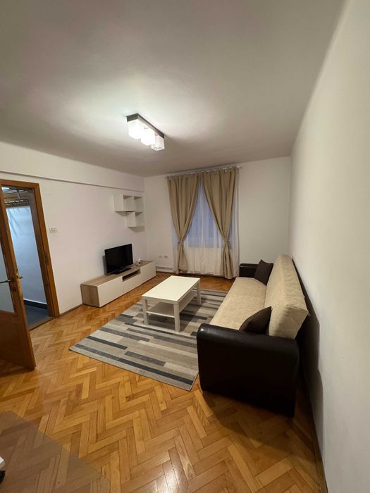 Inchiriez apartament cu 1 camera in zona centru