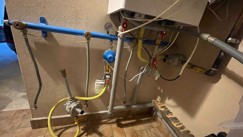 centralina ,  regulator de presiune, detector de gaze, racorduri