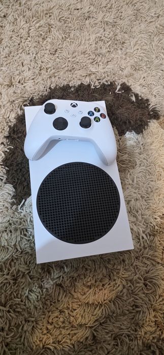 Vând xbox seria s de 1tb  cu manetă fac schimb cu iphone