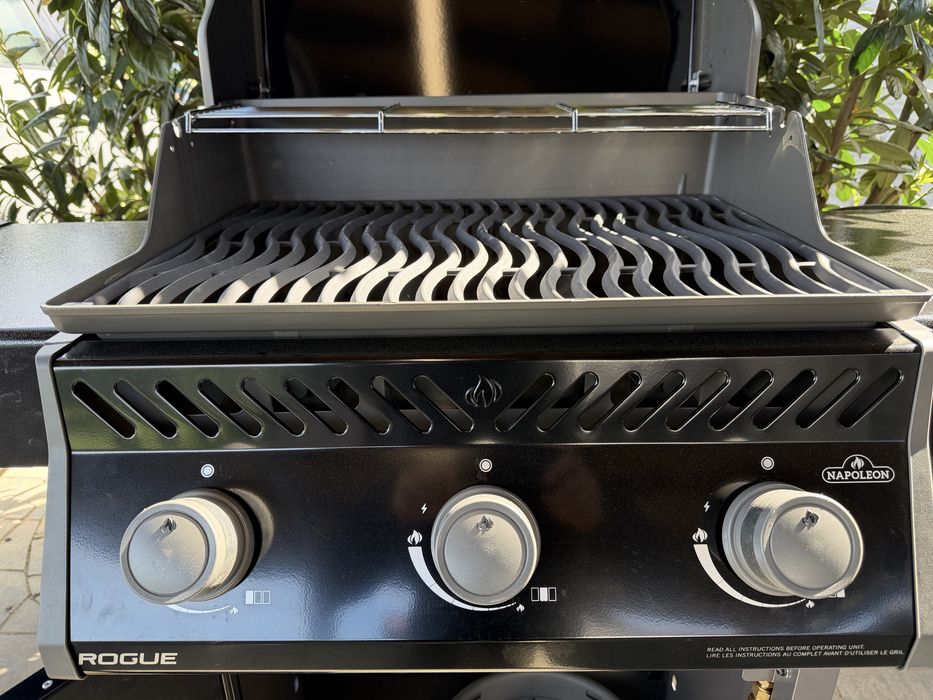 Grill Napoleon Rogue 425 Nou