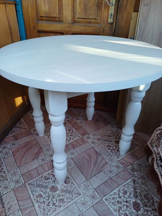 Продам стол круглый.