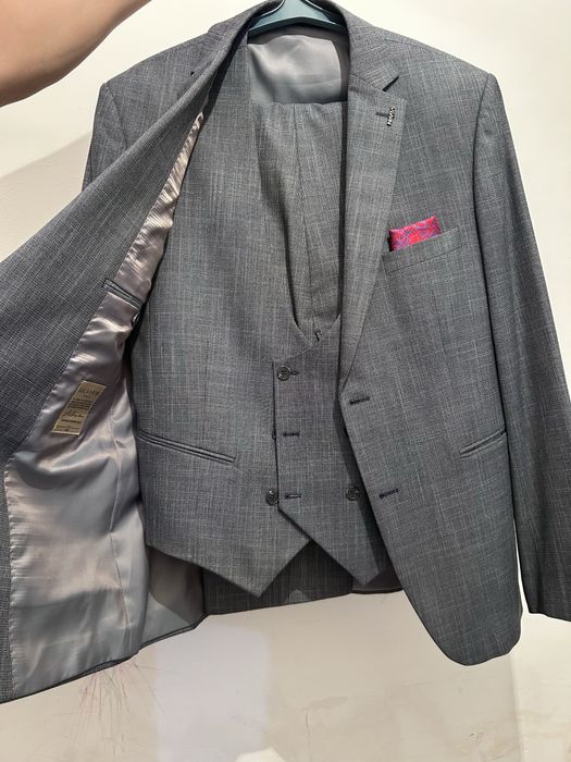 Костюм тройка продам