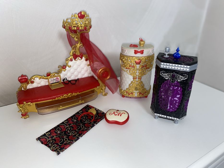 Кроватка и туалетные столики Ever After High