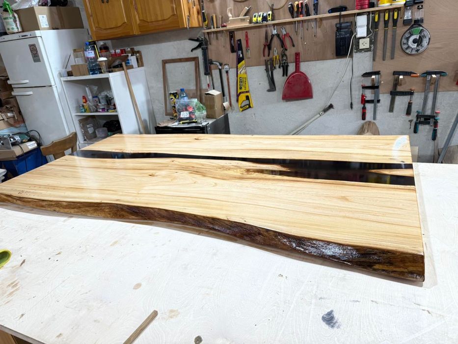 Маса от Бряст и епоксидна смола