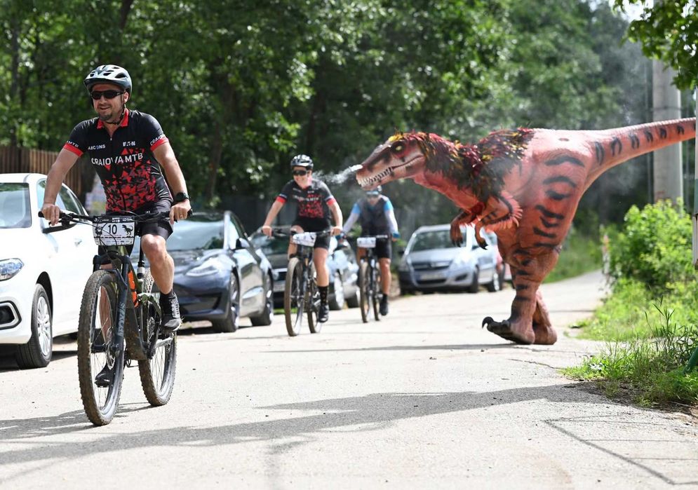 DINOZAUR URIAȘ – Apariție spectaculoasă pentru evenimente