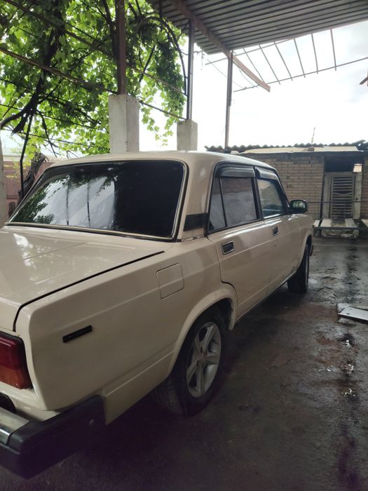Vaz 2105 sotiladi