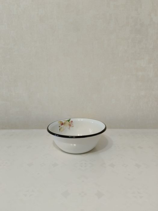 Продам  миску и кастрюли эмалированные б.у.