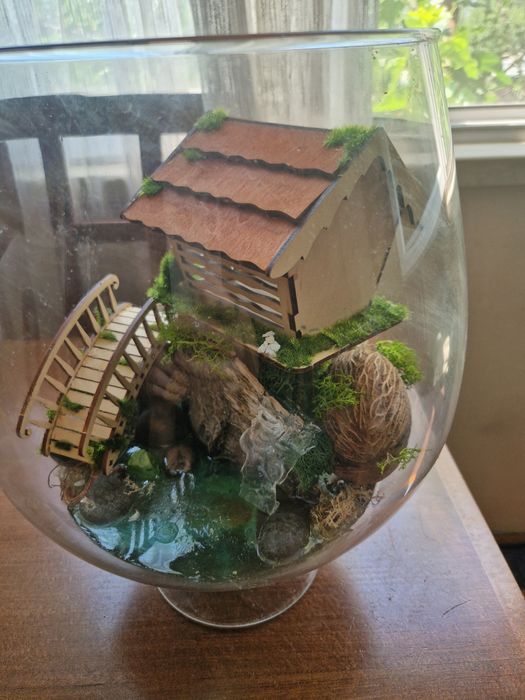 Терариум с истински мъх и къщичка