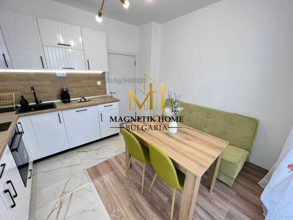 Дава се под наем Тристаен апартамент в Бургас, Център - 80 кв.м за 714 € - Снимка #1