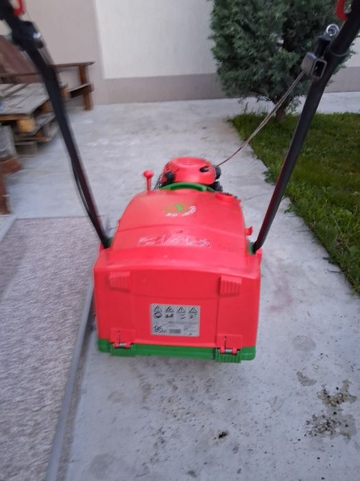 Vând mașină de tuns gazon pe benzină Brill .