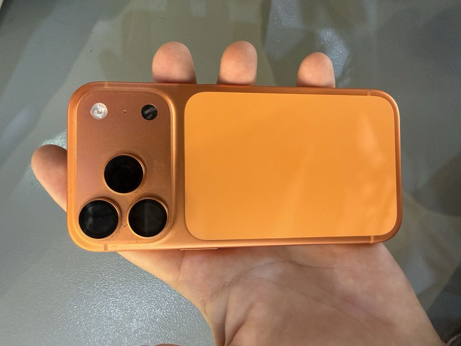 iPhone 17 pro ORANGE