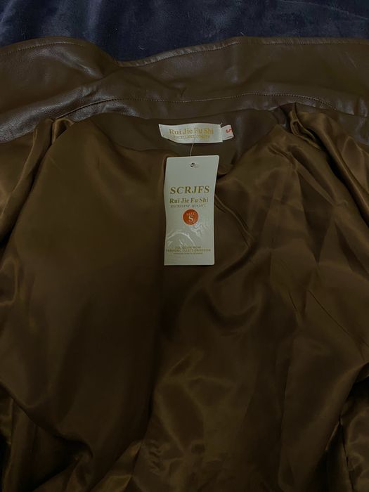 Коричневая кожанка