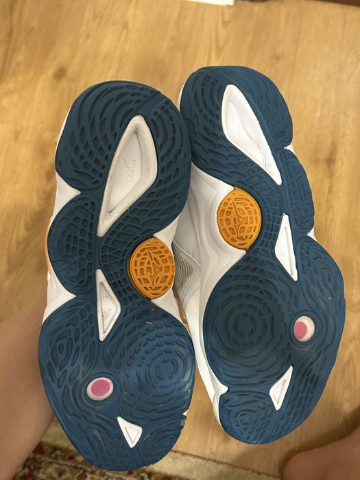 Продам кроссовку мизуно