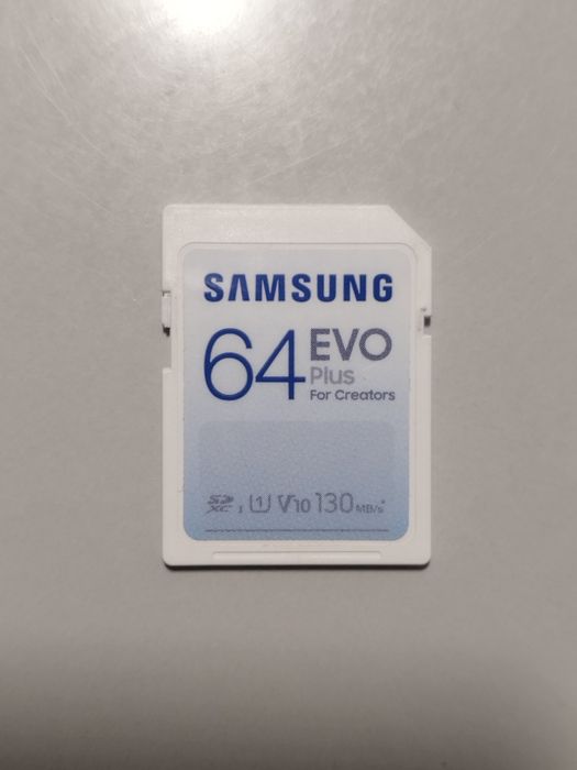 Canon EOS 850D / Rebel T8I + Canon EFS 18-135  IS USM