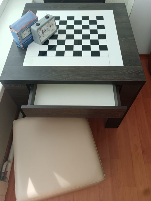 Стол универсальный, с двумя пуфами