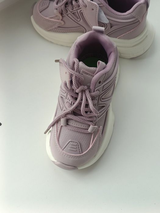 Новые кроссовки для девочки