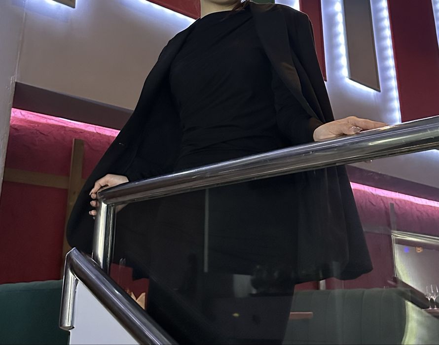 Черное облегающее платье