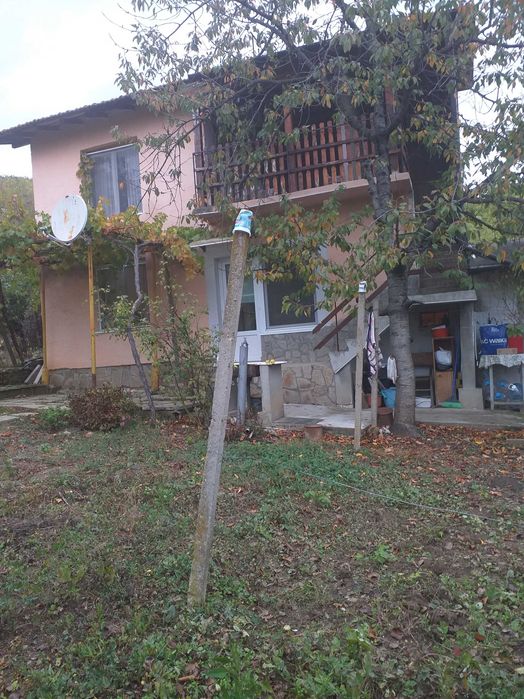 Вила на два етажа с лозе