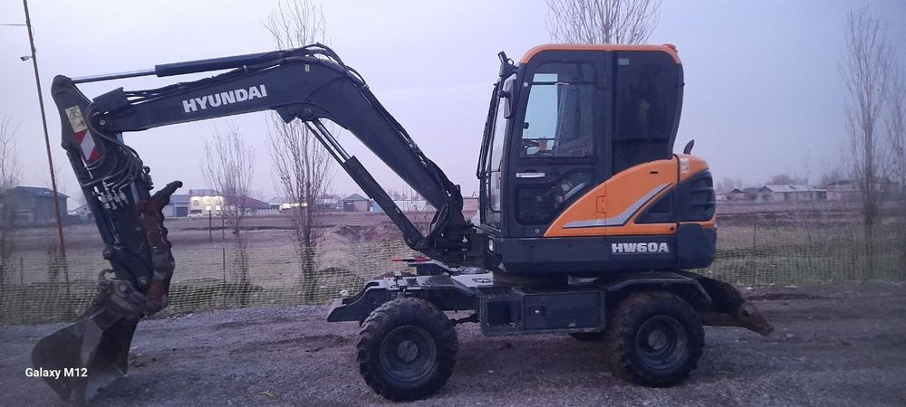 Mini ekskavator hyundai sotiladi