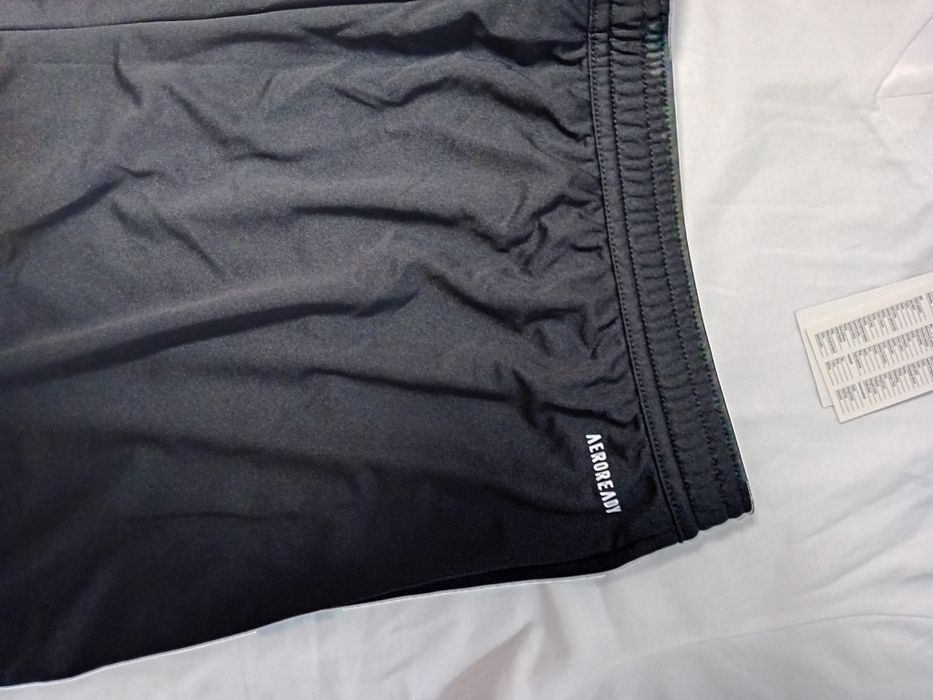 Vând pantaloni scurti