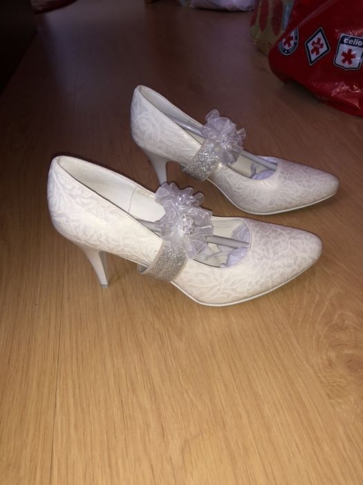 Продам белые туфли