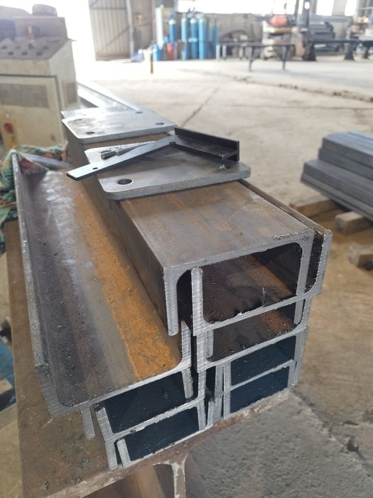 Рязане на метал на лентоотрезна машина на профили, тръби, шини, винкел