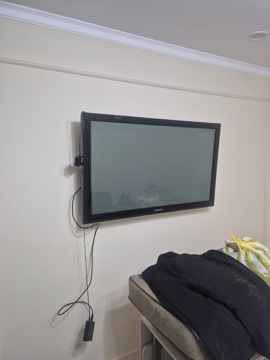 Телевизор с кранштейном