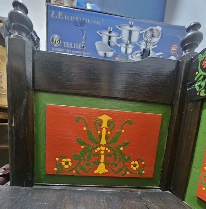 Bancheta din lemn, veche, pictata manual.