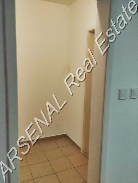 Магазин под наем, Лагера