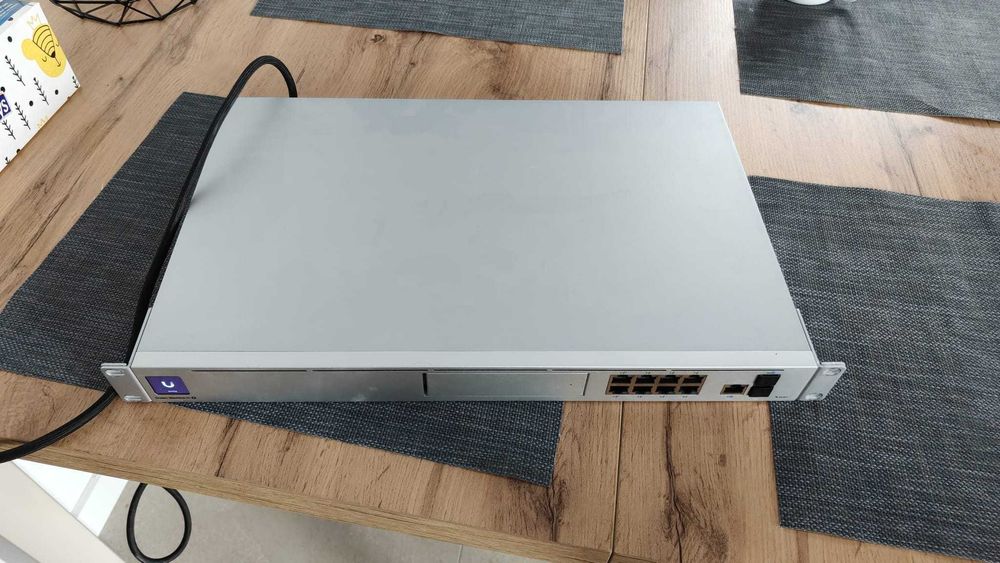 Router Ubiquiti Dream Machine SE
