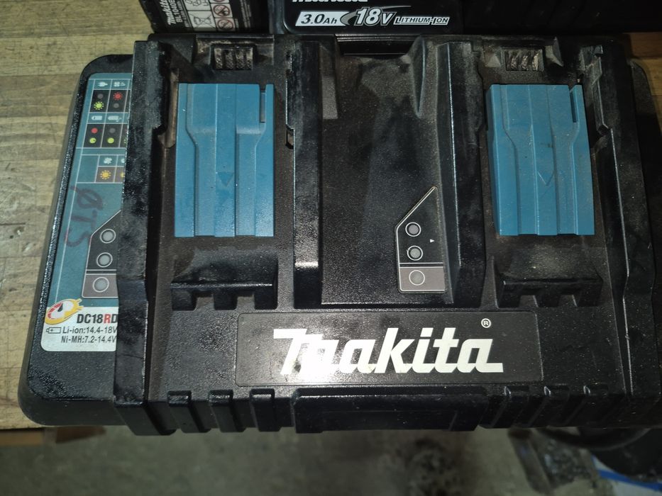 Acumulator baterie MAKITA 18v 3 4  5 ah si Incarcator MAKITA DC 18
