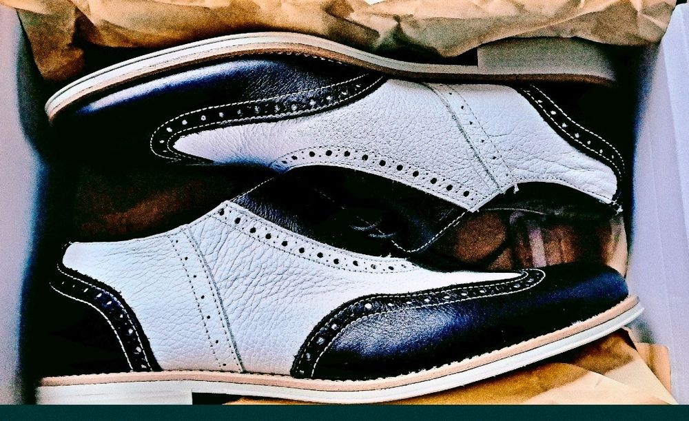 Pantofi model Oxford.