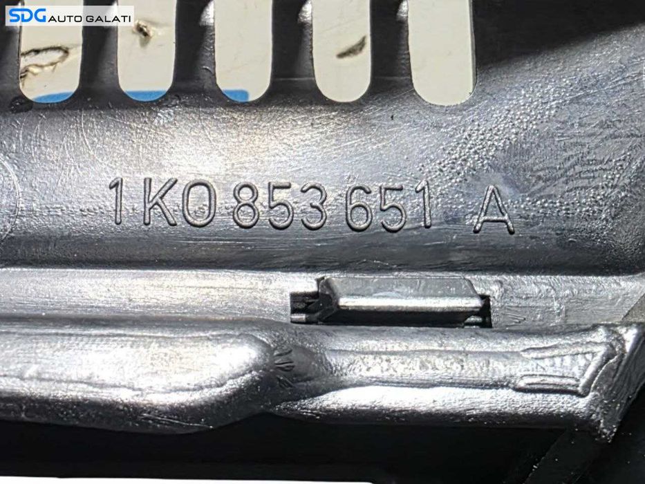 Grila Centrala Bara Spoiler Fata cu Emblema Volkswagen Golf 5 2003 - 2008 Cod 1K0853651A (Cu Bucata de Plastic de sub Emblema Rupta) [N5478]