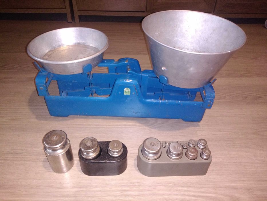 Пазарски кантар с всички теглилки