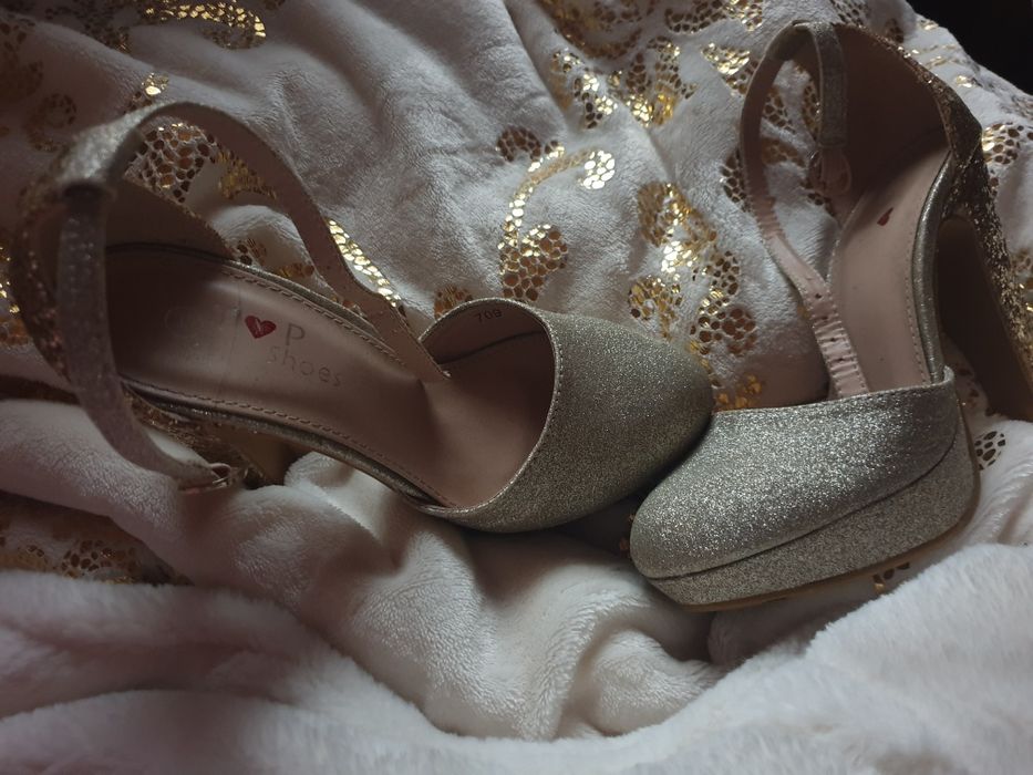 Vând pantofi cu toc