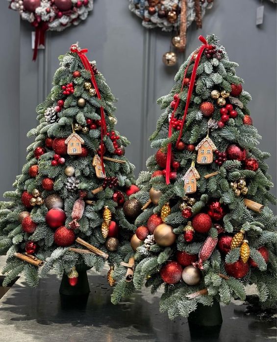 Елки, венки, гирлянды живые