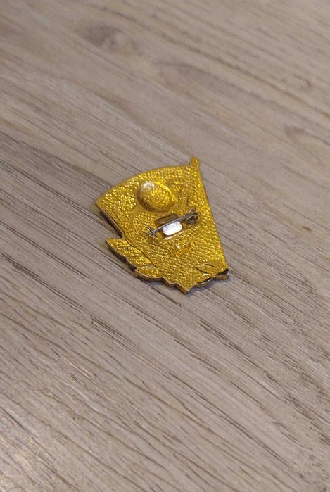 Insigna sovietica a congresului Comsomol cu profilul lui Lenin